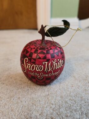 Jim Shore Snow White Apple Carved Winter Cottage Diorama Disney Traditions A9047
